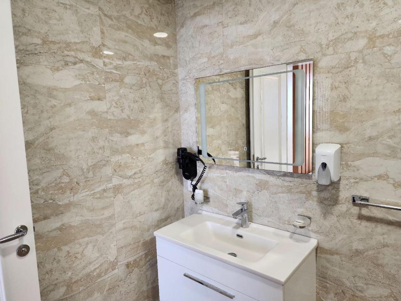 Hotel Maren Дуррес Экстерьер фото